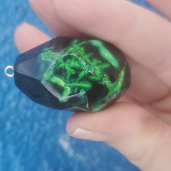 New Faceted Green & Black Fire Agate Pendant. - Picture 6 of 15